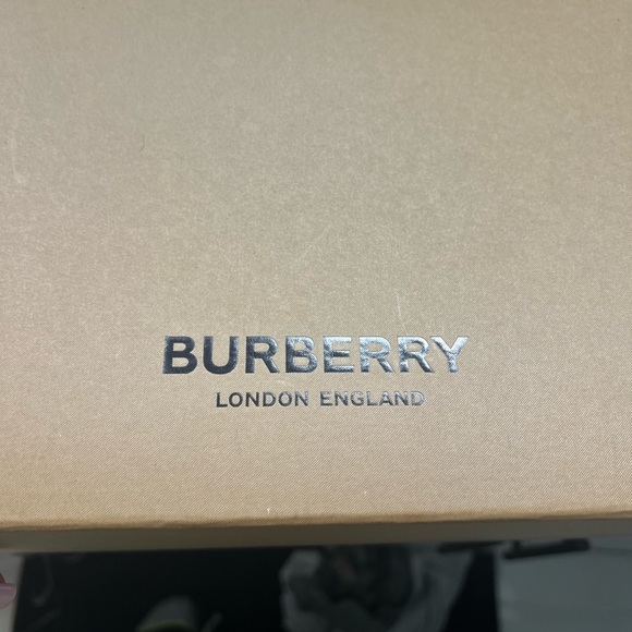 Kids mini arthur knit Burberry tennis shoes. Never worn. Size 11 US with box - Picture 4 of 6